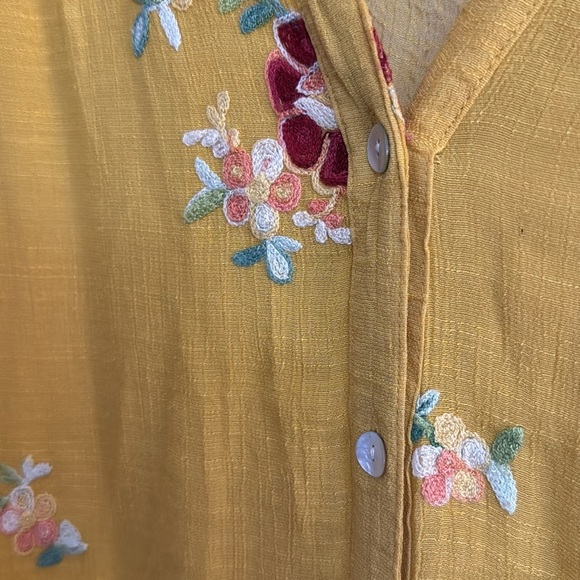 Fig and Flower Yellow Boxy Blouse with Relaxed Fit - Picture 3 of 4